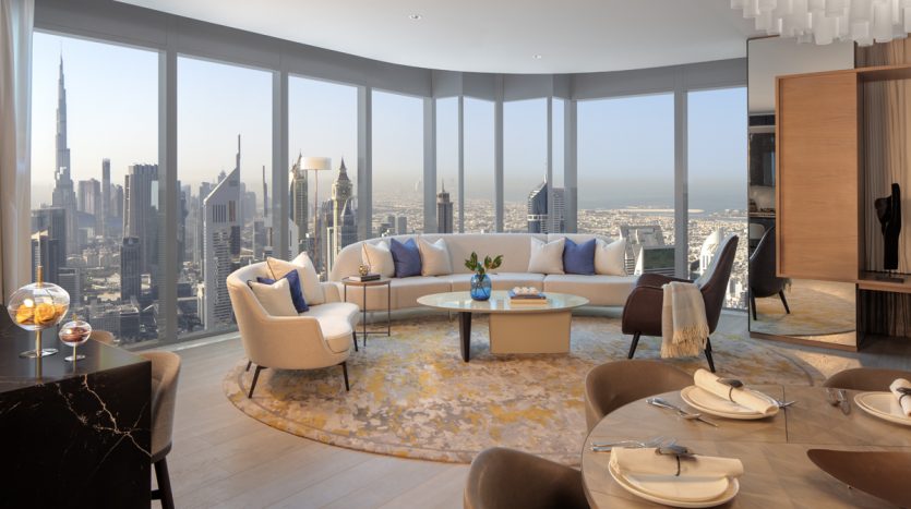 Un salon luxueux avec un mobilier moderne et de grandes fenêtres offrant une vue panoramique sur les toits de Dubaï. La chambre dispose d&#039;un canapé moelleux, d&#039;une décoration élégante et d&#039;un coin repas.
