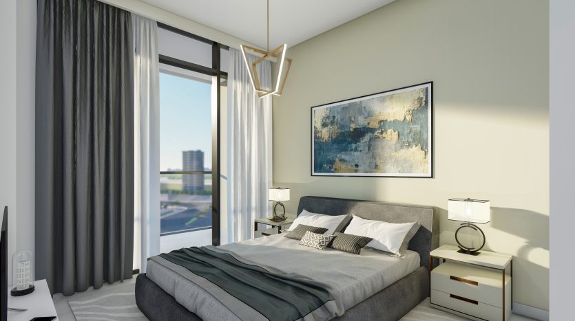 Une chambre moderne dans une villa de Dubaï avec de grandes fenêtres offrant une vue sur la ville. Il comprend un lit gris avec des oreillers blancs à motifs, deux tables de nuit avec lampes, une peinture murale abstraite bleue et un style minimaliste.