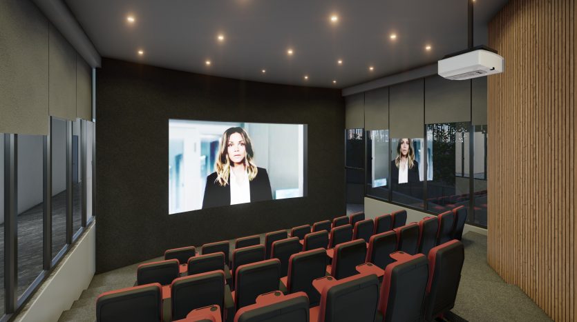 Salle de conférence moderne à Dubaï avec un grand écran affichant une présentation. La salle comprend des sièges rouges, des panneaux en bois et des plafonniers.