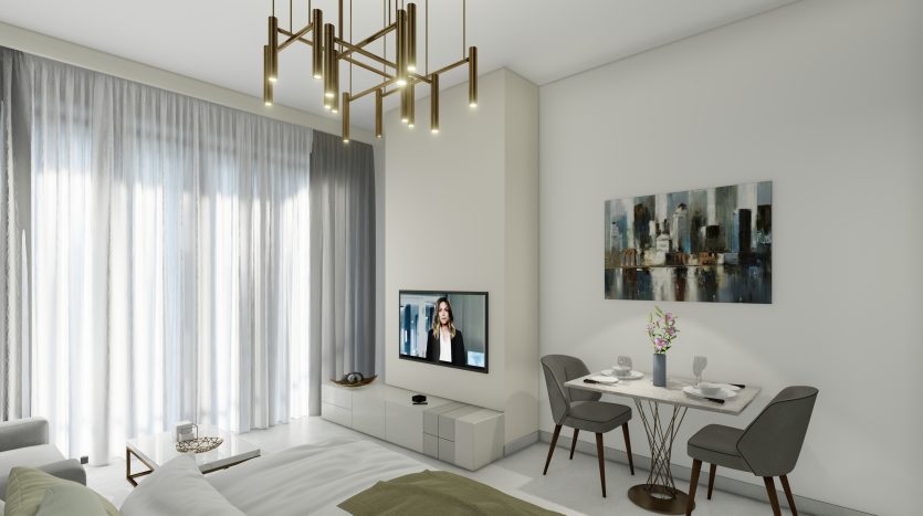 Un studio moderne à Dubaï avec un salon et une salle à manger intégrés, doté d&#039;une grande fenêtre avec des rideaux transparents, d&#039;une télévision, d&#039;un mobilier confortable et de luminaires élégants.