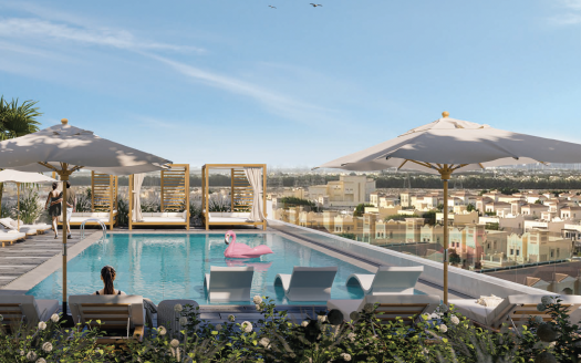 Piscine luxueuse sur le toit avec chaises longues et grands parasols, surplombant un paysage urbain pittoresque de Dubaï. Deux personnes se détendent, l'une sur un flotteur rose et l'autre au bord de la piscine.
