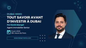 Image promotionnelle pour un webinaire intitulé "Dubai immo: tout savoir avant d'investir à Dubai" mettant en vedette un homme souriant en costume avec des détails textuels sur les options de villas et d'appartements à Dubaï.