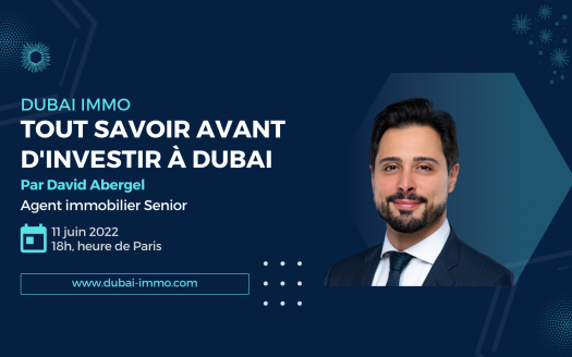 Image promotionnelle pour un webinaire intitulé "Dubai immo: tout savoir avant d'investir à Dubai" mettant en vedette un homme souriant en costume avec des détails textuels sur les options de villas et d'appartements à Dubaï.