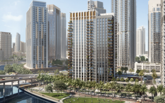 Des bâtiments modernes, dont de hautes tours résidentielles avec balcons, surplombant un canal et un parc paysager avec des sentiers pédestres et des palmiers, dans le quartier animé de Dubaï.