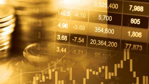 Immagine dai toni dorati che mostra elementi legati alla finanza, tra cui pile di monete, cifre del mercato azionario e grafici che illustrano le tendenze finanziarie e i dati relativi al settore immobiliare di Dubai.
