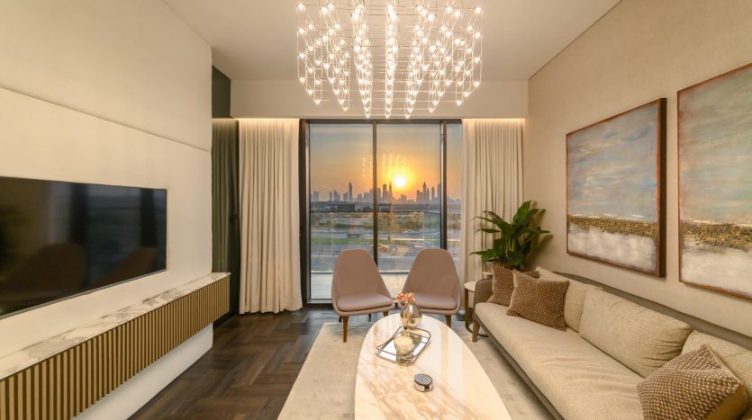 Salon moderne au coucher du soleil dans un appartement de Dubaï, avec de grandes fenêtres donnant sur un paysage urbain, doté d&#039;un mobilier élégant, d&#039;un lustre et de deux tableaux.