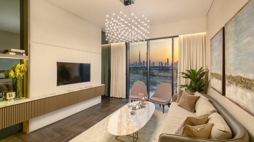 Un salon moderne au crépuscule dans une villa de Dubaï comprenant une grande fenêtre avec vue sur les toits de la ville, un canapé moelleux, des fauteuils, une table basse blanche, de grands tableaux et un décor orné.