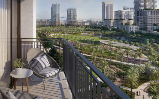 Vue depuis un balcon en hauteur surplombant un parc urbain luxuriant de Dubaï, comprenant des sentiers pédestres entourés de gratte-ciel modernes, comprenant une seule chaise et une petite table avec une plante.