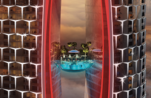Un paesaggio urbano futuristico a Dubai al tramonto, con una piscina sospesa tra due grattacieli, illuminata dal crepuscolo e adornata da una folla vibrante e animata.