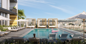 Una lussuosa piscina sul tetto di una villa a Dubai, con una persona che nuota, circondata da sedie a sdraio, cabine e ombrelloni, con vista su un paesaggio urbano in una giornata di sole.
