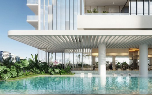 Complexe de luxe moderne doté d&#039;une grande piscine extérieure entourée de palmiers, présentant une élégante architecture blanche avec de vastes balcons et un cadre tropical luxuriant, parfait pour ceux qui recherchent un investissement à Dubaï.