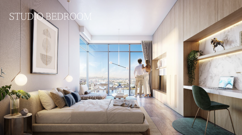 Un studio moderne à Dubaï avec un grand lit, une décoration élégante et une large fenêtre avec un couple donnant sur le paysage urbain. Ambiance lumineuse et aérée avec un mobilier de bon goût.