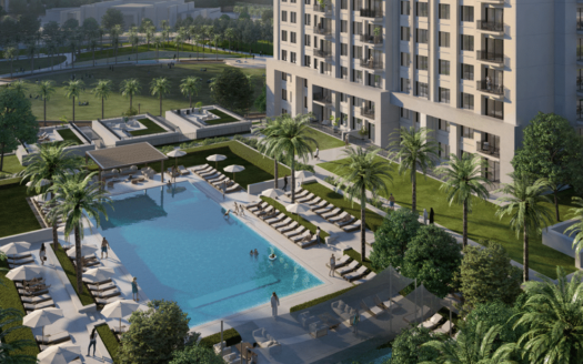 Un luxueux immeuble d'appartements de grande hauteur à Dubaï surplombant une grande piscine entourée de chaises longues et de verdure luxuriante, situé dans un environnement paysager serein au crépuscule.
