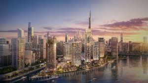 Una vista panoramica sui tetti di una città moderna al tramonto, con grattacieli sul lungomare di Dubai, con riflessi sull'acqua e un cielo spettacolare.