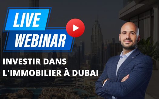 Un homme professionnel en tenue d'affaires se tient devant les toits de Dubaï avec un graphique superposé faisant la promotion d'un webinaire en direct intitulé "Investir dans l'appartement à Dubaï" avec un bouton de lecture YouTube.