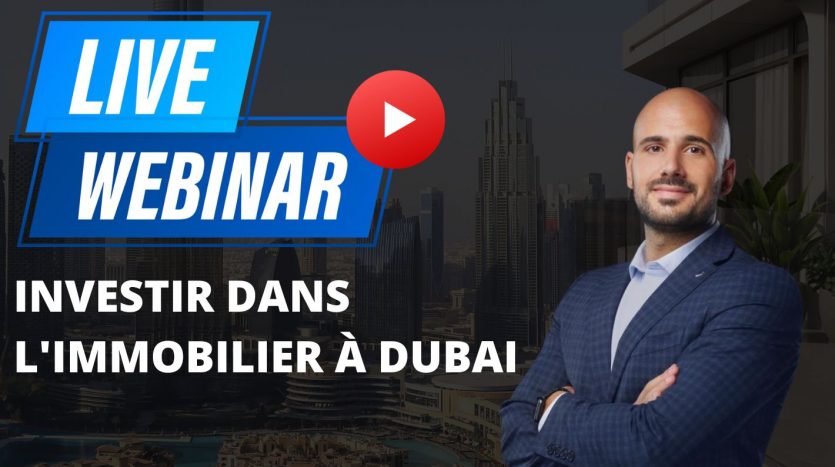 Un homme professionnel en tenue d&#039;affaires se tient devant les toits de Dubaï avec un graphique superposé faisant la promotion d&#039;un webinaire en direct intitulé &quot;Investir dans l&#039;appartement à Dubaï&quot; avec un bouton de lecture YouTube.