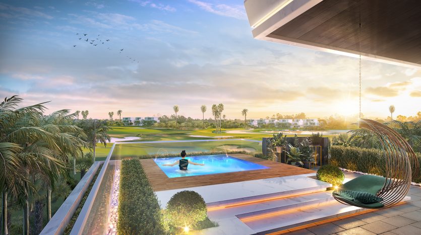 Vue luxueuse du balcon depuis une villa à Dubaï, dotée d&#039;une piscine à débordement surplombant un parcours de golf luxuriant au coucher du soleil, avec des palmiers, de la verdure et un hamac, sous un ciel dégagé avec des oiseaux