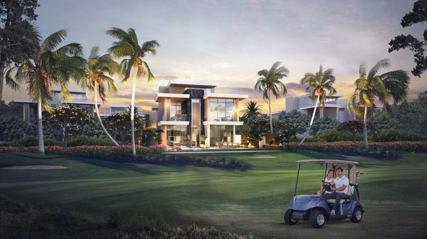 Une famille conduit une voiturette de golf devant une luxueuse maison moderne entourée d&#039;un paysage tropical au crépuscule, mettant en valeur l&#039;immobilier idéal de Dubaï.