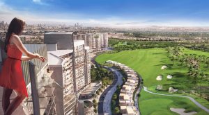 Une femme vêtue d'une robe rouge se tient sur le balcon d'une luxueuse villa à Dubaï, regardant un grand parcours de golf vert et l'horizon urbain au loin, par une journée ensoleillée.