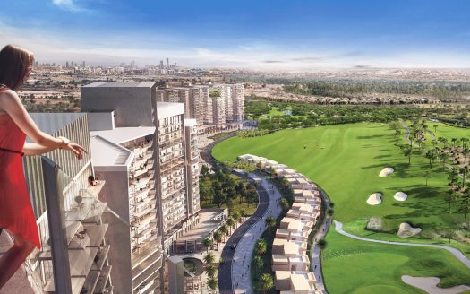 Une femme vêtue d'une robe rouge se tient sur le balcon d'une luxueuse villa à Dubaï, regardant un grand parcours de golf vert et l'horizon urbain au loin, par une journée ensoleillée.