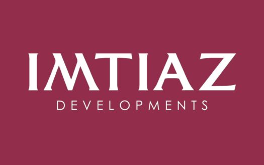 Der weiße Text auf braunem Hintergrund zeigt "IMTIAZ" in großen, fetten Buchstaben und "DEVELOPPEMENTS" in kleineren, weit auseinander liegenden Buchstaben und fängt so die Essenz der modernen Eleganz von imitez Dubai ein.