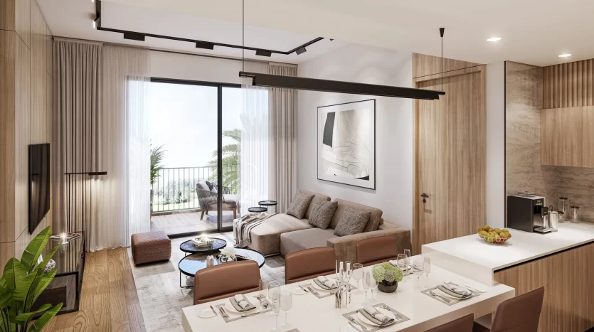 Salon d&#039;appartement moderne à Dubaï avec coin cuisine ; la porte coulissante en verre mène au balcon. Tons de bois chauds et couleurs neutres, table à manger pour quatre, canapé et luminaires géométriques.