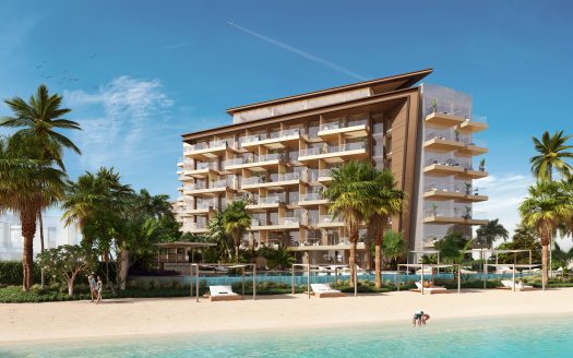 Villa moderne en bord de mer à Dubaï avec des balcons spacieux, entourés de palmiers, avec des gens profitant de la plage et d&#039;un ciel bleu clair.