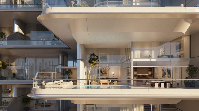 Luxueux complexe d&#039;appartements sur plusieurs niveaux à Dubaï avec un design moderne et élégant avec des balcons ouverts, une utilisation intensive du verre et des intérieurs opulents éclairés par un éclairage chaleureux.