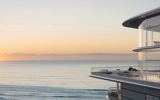 Une maison de luxe moderne à la façade vitrée surplombant l'océan au coucher du soleil, avec un ciel clair et une mer calme, idéale pour un investissement sur le marché immobilier de Dubaï.