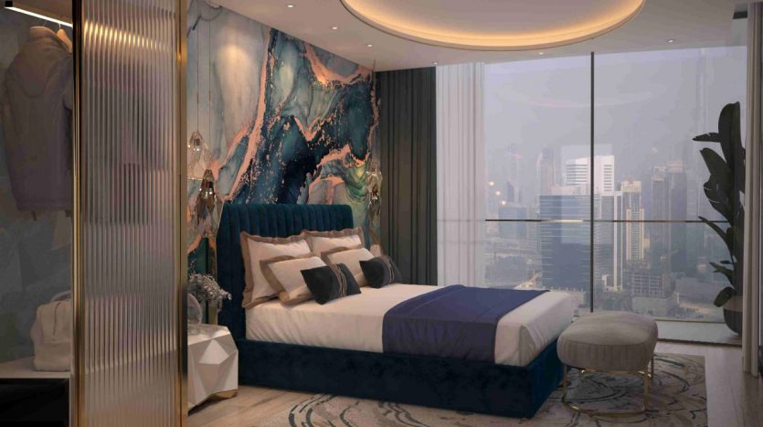 Chambre moderne dans un appartement de Dubaï comprenant un grand lit avec une literie grise et noire, une fresque murale bleue artistique, un plafonnier circulaire et une vue sur la ville à travers des baies vitrées.
