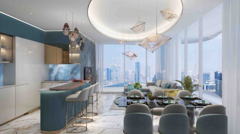 Intérieur de villa luxueux et moderne comprenant une cuisine avec des comptoirs en marbre et des appareils intégrés, un coin repas avec une table élégante et un coin salon, le tout donnant sur le paysage urbain de Dubaï à travers de grandes fenêtres.