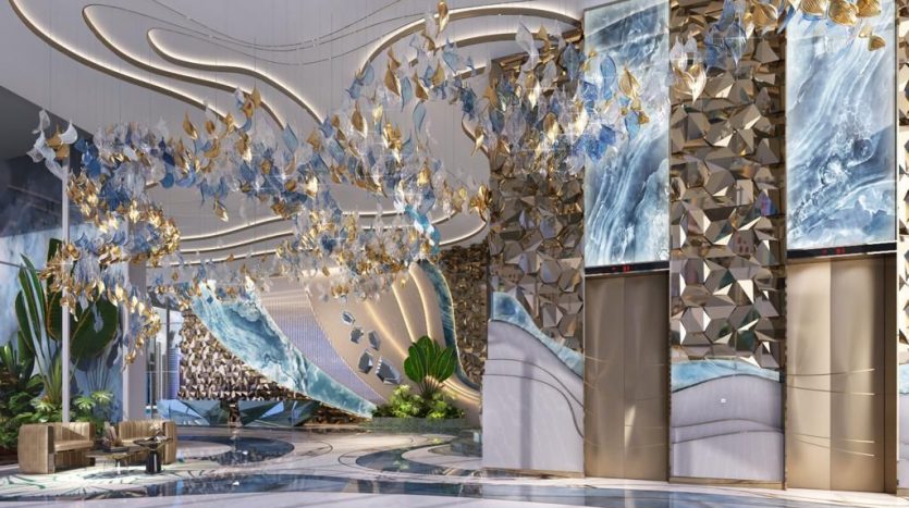 Un hall d&#039;hôtel luxueux doté de hauts plafonds avec des luminaires dorés abstraits, des panneaux de verre bleu en cascade et une décoration ornée de sièges confortables et de plantes vertes luxuriantes dans une prestigieuse villa de Dubaï.