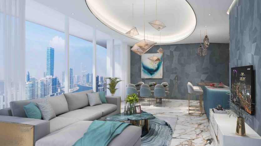Salon luxueux et moderne dans un appartement de Dubaï avec de grandes fenêtres offrant une vue sur la ville, comprenant un canapé sectionnel, des décorations murales artistiques et un coin cuisine intégré.