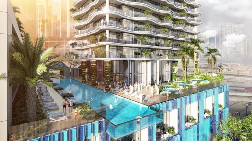 Immeuble de grande hauteur de luxe moderne à Dubaï avec une architecture à plusieurs niveaux, doté d&#039;une piscine sur le toit, d&#039;une végétation luxuriante et d&#039;un coin salon extérieur animé, dans un contexte urbain.