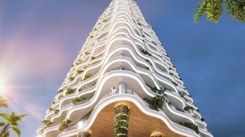 Villa futuriste de grande hauteur à Dubaï avec des balcons blancs ondulés ornés de verdure luxuriante, sous un ciel clair au coucher du soleil. Une personne est visible sur l&#039;un des balcons inférieurs.