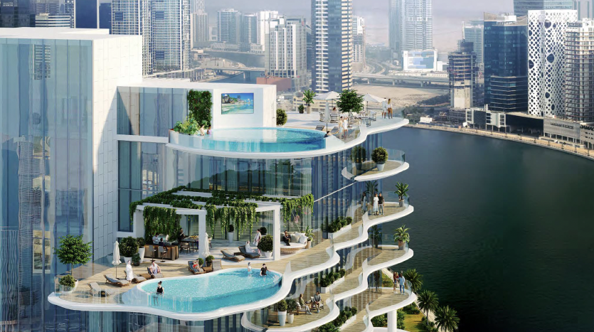 Une villa futuriste à Dubaï avec des piscines extérieures en cascade sur de grands balcons donnant sur un paysage urbain animé avec des gratte-ciel et une rivière.