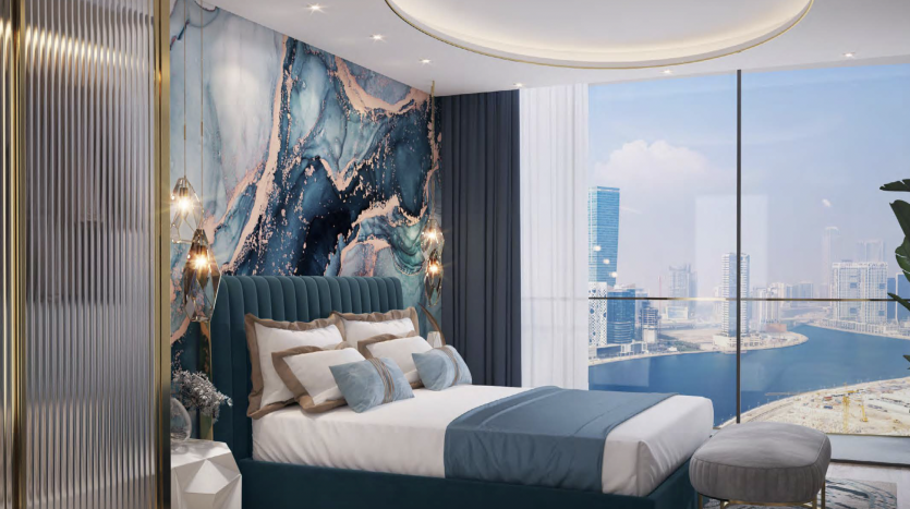 Chambre luxueuse dans une villa de Dubaï avec un lit moelleux bleu sarcelle, d&#039;élégantes œuvres d&#039;art bleues et dorées sur les murs et des baies vitrées offrant une vue panoramique sur le paysage urbain côtier.