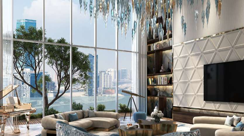 Salon moderne et luxueux dans un appartement de Dubaï comprenant un piano à queue, des canapés moelleux, des panneaux muraux géométriques et de grandes fenêtres donnant sur un paysage urbain avec une rivière. La pièce est décorée de vases et