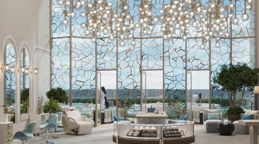 Un intérieur élégant d&#039;un spa ou d&#039;un salon haut de gamme à Dubaï avec de grands vitraux, des lustres modernes, des sièges élégants et deux personnes debout près de grandes fenêtres.