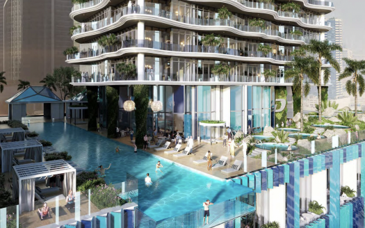 Vue luxueuse au bord de la piscine dans un immeuble moderne de grande hauteur avec plusieurs niveaux de baignade, entouré d&#039;une verdure luxuriante et surplombant une rivière de la ville de Dubaï.