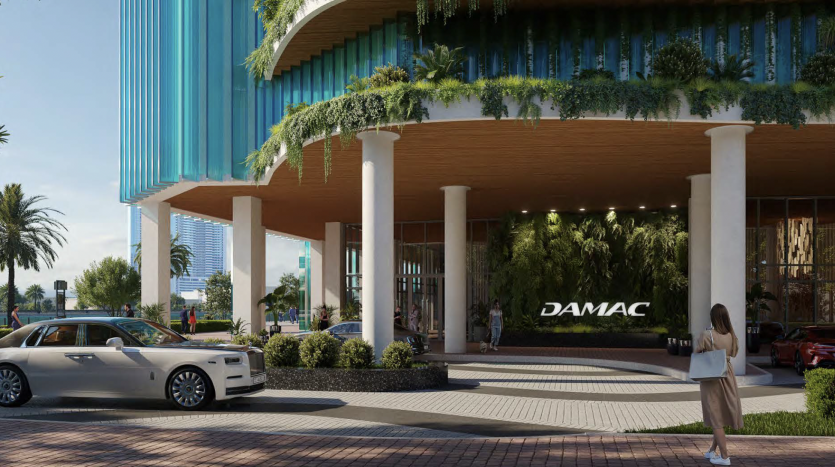 Entrée d&#039;hôtel luxueuse à Dubaï avec une conception architecturale moderne, une verdure luxuriante, une Rolls-Royce garée devant et une personne prenant une photo.