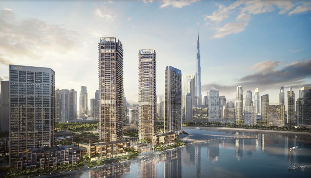 Un rendu artistique d'un paysage urbain futuriste au bord de l'eau à Dubaï avec plusieurs grands gratte-ciel, une verdure luxuriante à leur base et une rivière calme au premier plan avec un ciel clair.