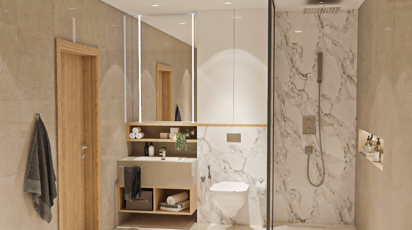 Une salle de bains moderne dans un appartement de Dubaï avec des murs en marbre comprend une douche en verre, des toilettes blanches et une vanité en bois avec lavabo. Des miroirs, des serviettes suspendues et des accessoires de salle de bain sont visibles.