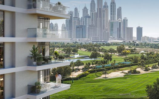 Vue du balcon depuis un appartement de grande hauteur dans une zone urbaine densément construite avec des gratte-ciel à Dubaï, surplombant un parcours de golf verdoyant sous un ciel clair.