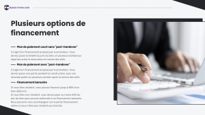 Capture d'écran du site Web présentant une section intitulée « plusieurs options de financement » avec des puces traitant des plans de paiement et des options de financement en français. Une photo floue des mains d'une personne utilisant une calculatrice est visible,