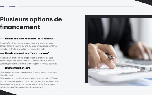 Capture d'écran du site Web présentant une section intitulée « plusieurs options de financement » avec des puces traitant des plans de paiement et des options de financement en français. Une photo floue des mains d'une personne utilisant une calculatrice est visible,