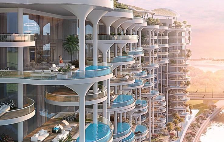 Un immeuble d&#039;appartements de luxe moderne à Dubaï avec des balcons incurvés et des piscines privées donnant sur une vue panoramique, éclairée par un coucher de soleil chaud et doré.