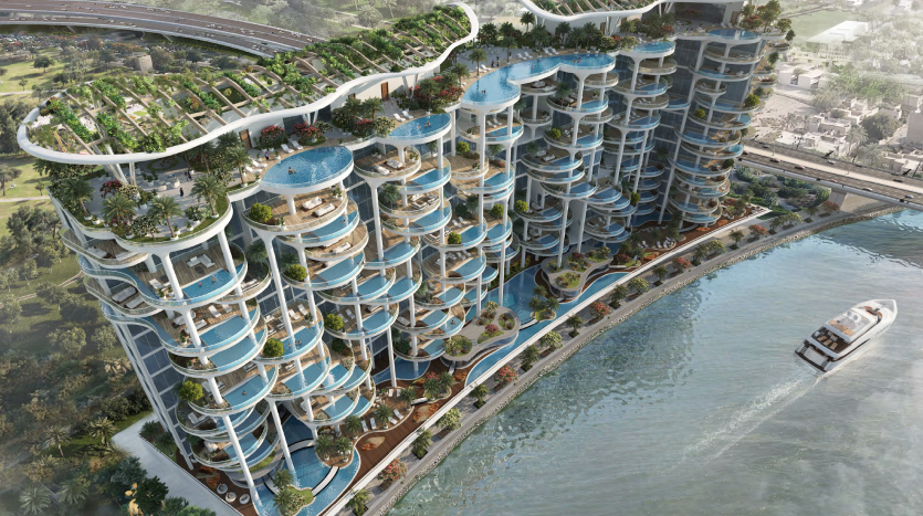 Une villa futuriste en bord de rivière à Dubaï, comprenant plusieurs étages en terrasses avec une verdure luxuriante et des arbres, à côté d&#039;un bateau en mouvement sur la rivière.