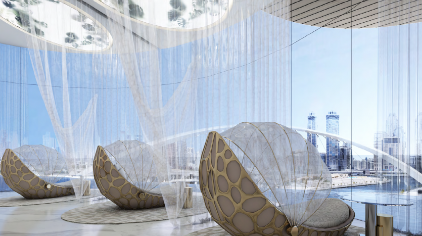 Intérieur moderne d&#039;un salon de bureau à Dubaï avec chaises en forme de haricot, rideaux transparents, vues panoramiques sur le paysage urbain et plafonniers élégants.