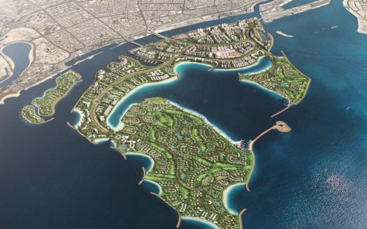 Vue aérienne d&#039;une île artificielle luxueuse en forme de palmier avec une verdure luxuriante, des voies navigables et des zones résidentielles comprenant des appartements haut de gamme à Dubaï, entourée par l&#039;océan bleu et la ville côtière voisine.